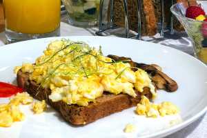 scrambled egg on toast