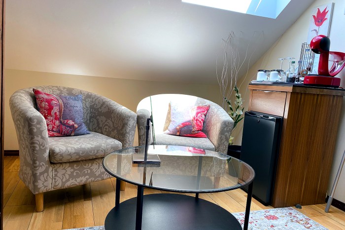 Queen room
