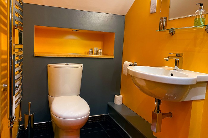 Queen Room bathroom